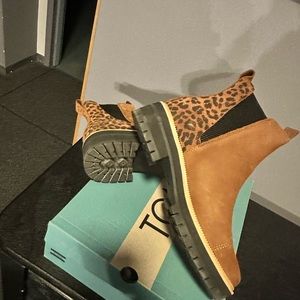 Tom’s Dakota Pull on Leopard boots